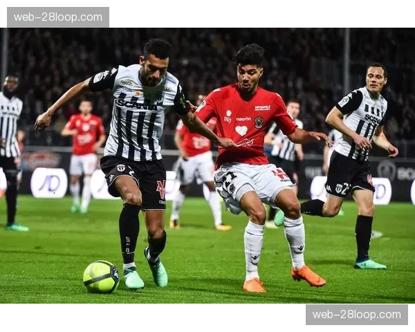 “女孩足球节”在巴黎王子公园球场举行，超过3000名年轻女孩参与